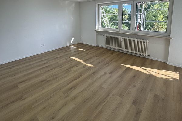 Eerste bewoning na renovatie: modern 2-kamerappartement met nieuwe inbouwkeuken (incl. elektrische apparaten)