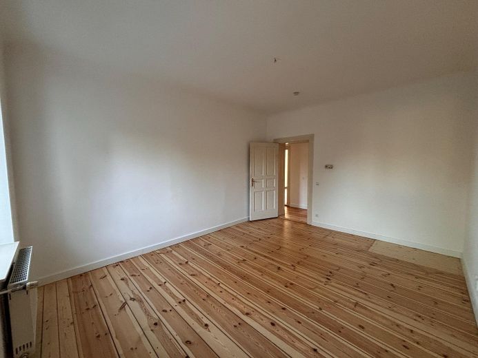 2-Zimmer-Altbauwohnung in Neubauqualität – Wohnzimmer