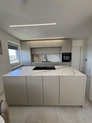 Moderno appartamento di 4 locali | 121,5 m² | garage incluso | 2 balconi | cucina con isola | cantina | posizione eccellente – Foto 3