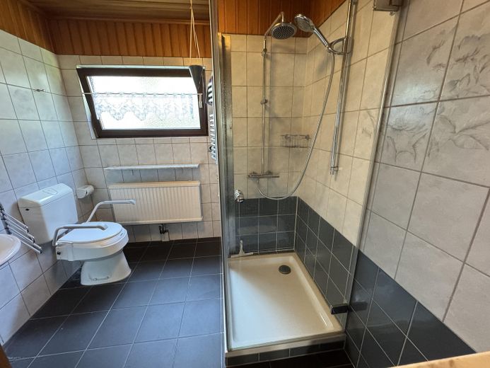 Wohnen am Wasser: Ehemaliges Mühlenanwesen mit Pool, Bachgrundstück und 3 Wohneinheiten – Bad OG