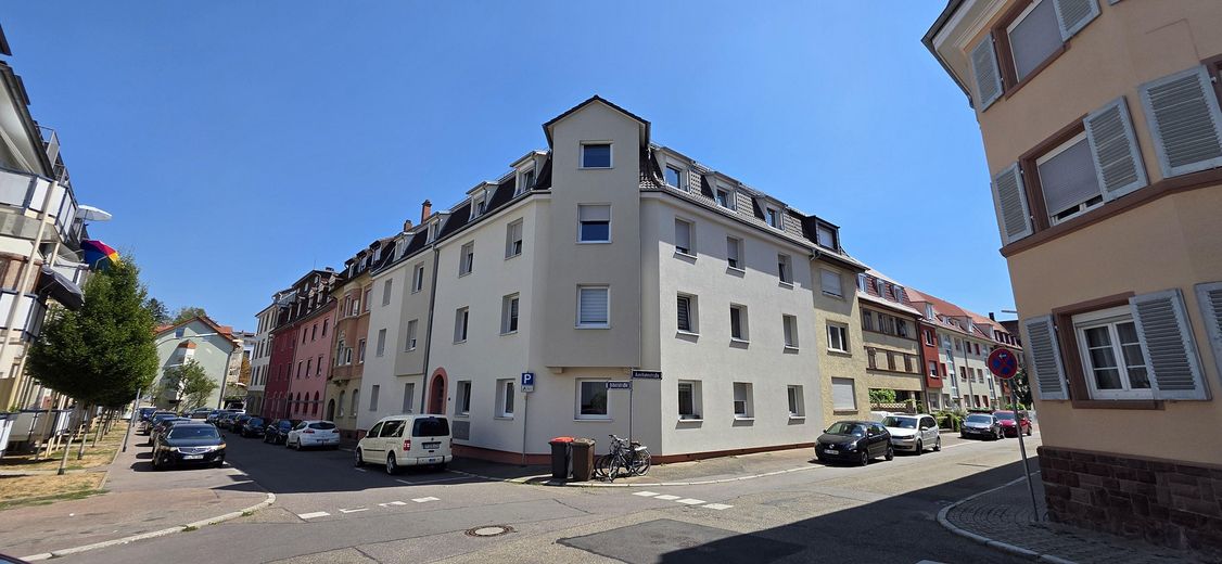 Ampio appartamento mansardato di 4 locali a Pforzheim-Brötzingen, circa 110 m², edificio residenziale plurifamiliare ristrutturato – Ansicht, Wohnung oben rechts