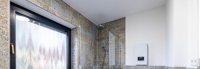 Das Bad mit Wanne und Dusche