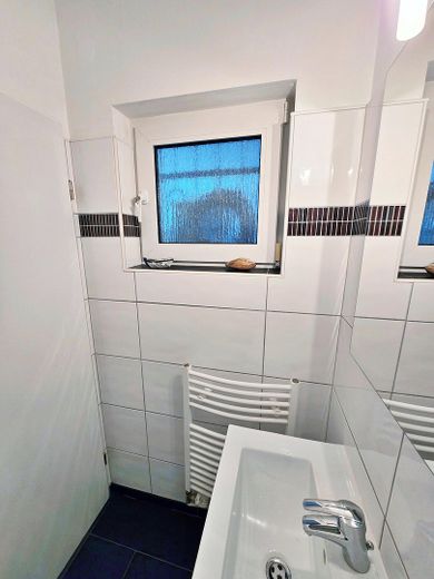 DA PRIVATO!! Casa a schiera centrale adatta alle famiglie con giardino e 2 posti auto ad Ahrensburg – Gäste-WC Fenster