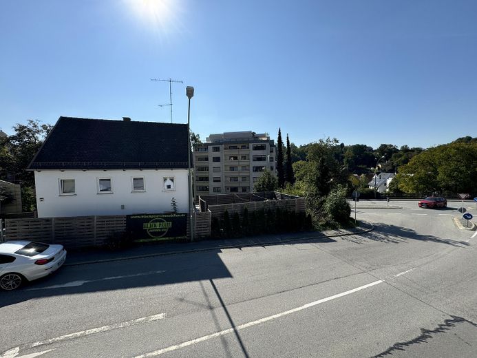 PRECIO REDUCIDO: Dos terrenos con tres casas y potencial de desarrollo – Foto 1