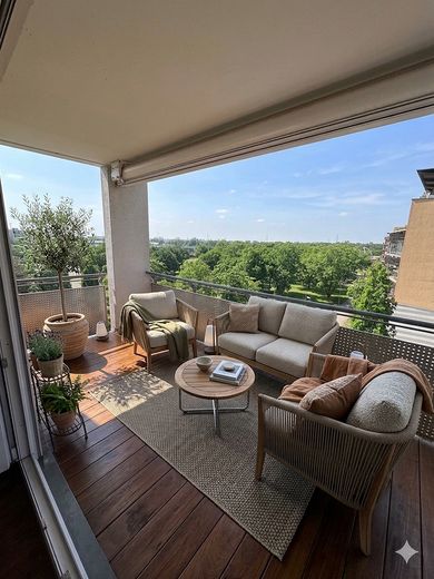 Exklusive, sonnige Familienwohnung - 4-ZKB mit Balkon direkt am Rebstockpark – Balkonmöbel-Vorschlag mit KI 