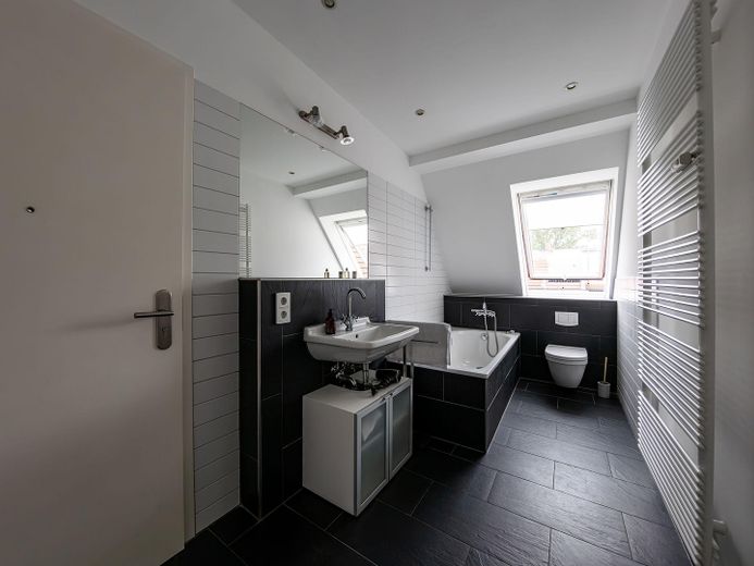 Elegante hochwertige DG-Wohnung nahe Kollwitzplatz – Masterbad