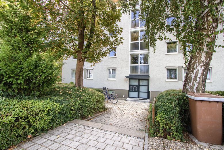Світла 4-кімнатна квартира з балконом, хобі-приміщенням 38 м² та паркомісцем у підземному гаражі — вільна негайно в Штраубінгу – Aussenansicht - Eingang
