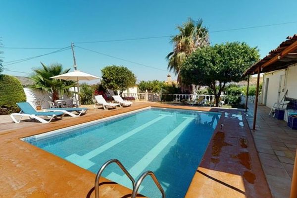Villa mit Gästehaus, Privatpool und wunderschönem Ausblick