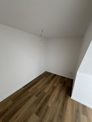 Helle und frisch sanierte 3 Zimmer Wohnung – Büro / Gäste- Nebenzimmer