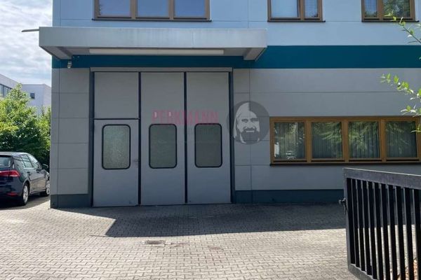 Veelzijdig bruikbare bedrijfshal met kantoor- en opslagruimten
