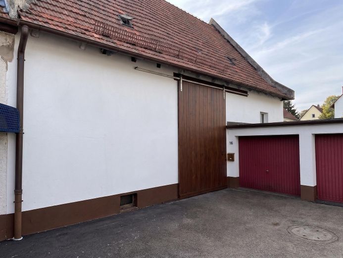 Mehrfamilienhaus in begehrter Lage mit Wertsteigerung durch Ausbaupotenzial – Scheune