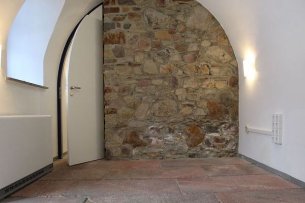 Local comercial sin barreras con aspecto de piedra natural