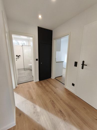 li. Bad. + re.Küche & Ausgang