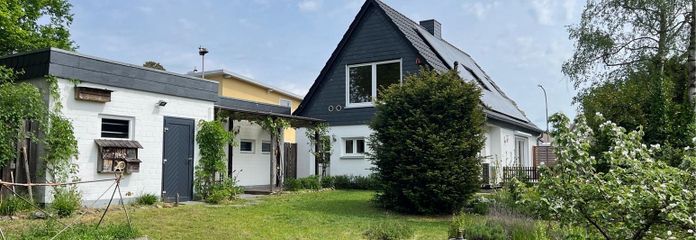 Zentrales Wohnen ohne Renovierungsstress: kompaktes EFH, großer Garten, XXL-Garage