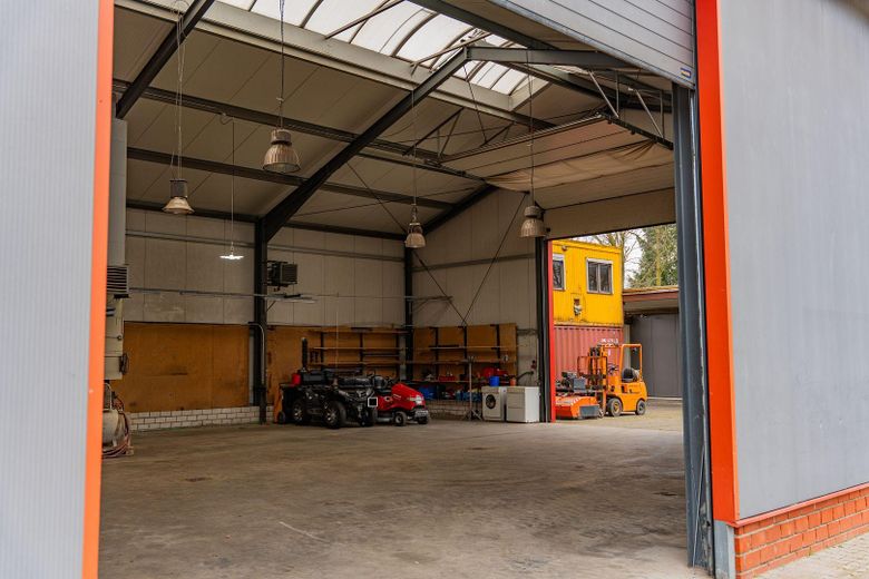 Vielseitige Gewerbeimmobilie in Wietmarschen OT Lohne: Halle, Büro & Wohnhaus – Halle mit Zwei Toren