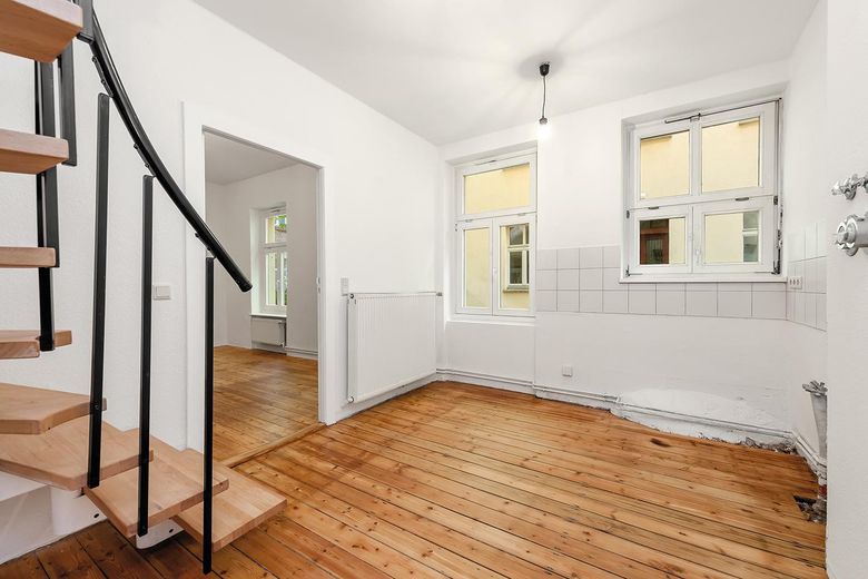 Auguststraße 89 - Sessiz bir iç avluda bulunan, hemen taşınılmaya hazır dubleks daire – 06_Kueche_Erdgeschoss_Dielen