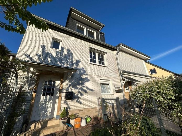 Wohnen mit Ausblick - Einfamilienhaus mit Einliegerwohnung und besonderem Charakter – Hausvorderansicht