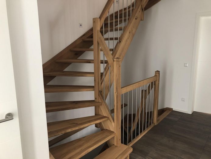 Am Waldrand - 5-Zi.-DHH | Bj. 2022 | 500 m² Grundstück – Treppenhaus