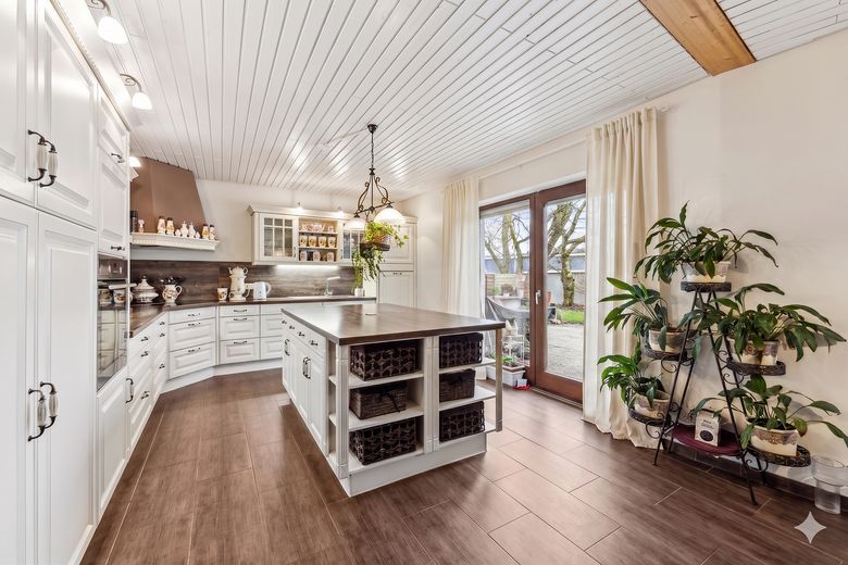 Arbeiten und Residenz vereint: Großzügige Gewerbehalle mit repräsentativer Villa – Foto 1