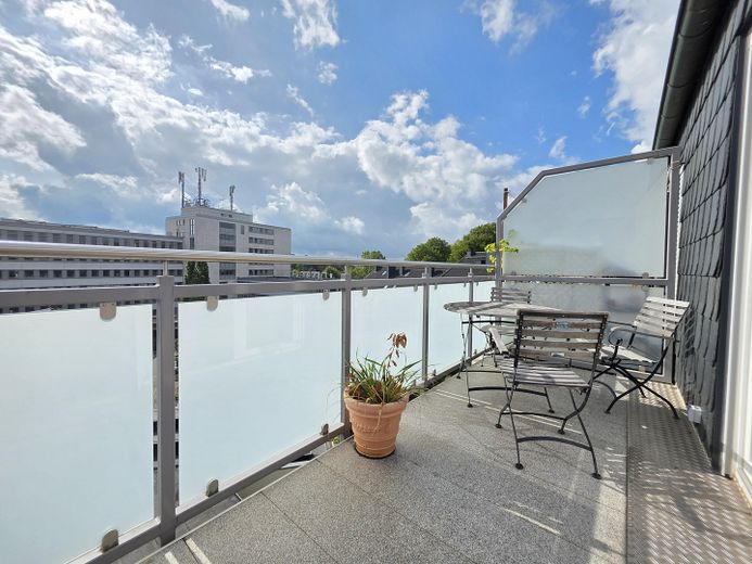 Nicht alltägliche 2,5 Raum Komfortwhg. großer Sonnenbalkon, Bad: Wanne + Dusche, Echtholzparkett – Über den Dächern von Essen