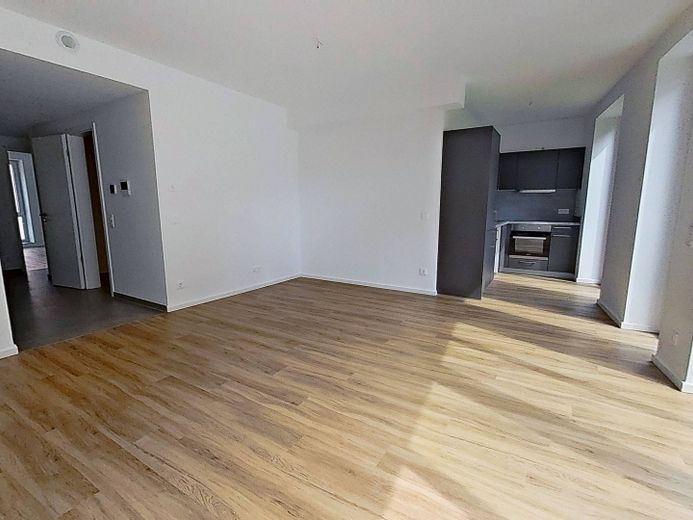 Modernes Wohnen auf zwei Ebenen: Stilvolle Maisonette-Wohnung mit eigenem Garten in Rissen – Ansicht II: Wohn- und Esszimm…