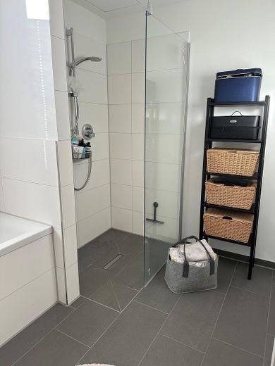 Traumwohnung mit exklusiver Einbauküche und großzügigem Balkon. – Dusche Badezimmer 