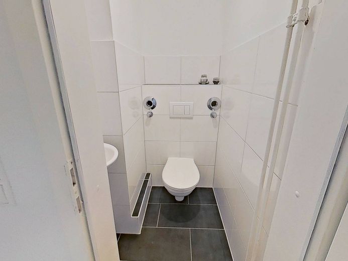 **2 ALQUILERES NETOS GRATIS** Bonito apartamento de 3 habitaciones bien distribuido, con cocina equipada, BALCÓN y bañera – Separates WC