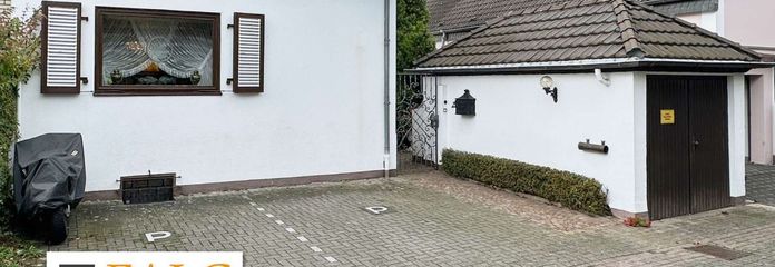 Gebäudeansicht mit Stellplätzen