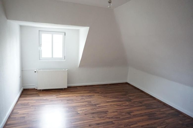 *Ehemals Unternehmervilla...jetzt Ihr neues Zuhause - TOP gepflegtes Einfamilienhaus* – DG Zimmer