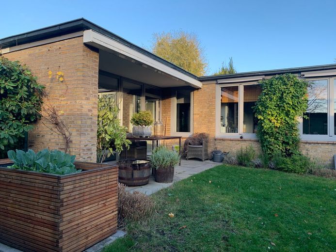 Modernisierter Winkel-Reihenbungalow mit uneinsehbaren Grundstück – Blick auf Bungalow vom Garten