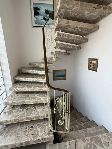 Großzügiges 2-/3- Familienhaus in ruhiger Lage mit flexiblen Nutzungsmöglichkeiten – Treppe EG/OG