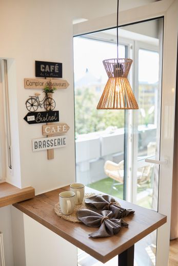 Top renoviertes und vollständig eingerichtetes Apartment in bester Schwabinger Lage - provisionsfrei – Küchentresen