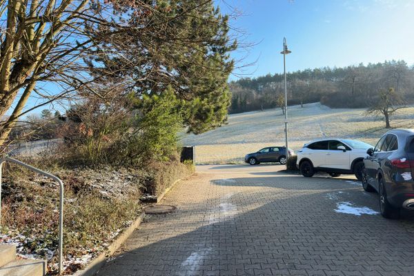 Cazip 2 odalı çatı katı dairesi (35 m2), huzurlu yerleşim bölgesinin kenarında, konfor ve mahremiyet garantisiyle