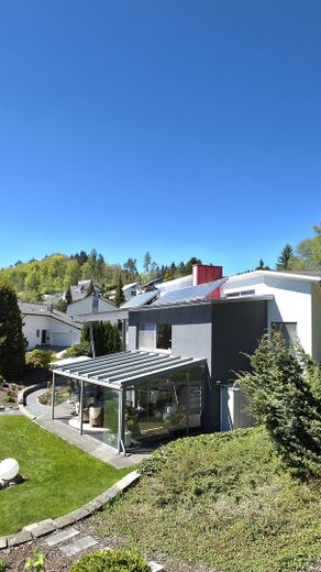 Hochwertiges Architektenhaus mit Wintergarten, Teich und 1.541 m² Grundstück in Albstadt-Tailfingen – Moderne Hausansicht