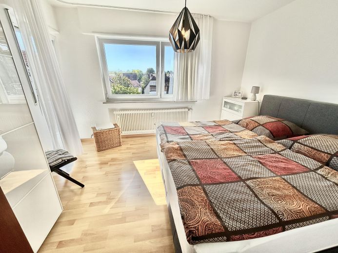 Wymarzone 3,5-pokojowe mieszkanie z nowoczesną kuchnią w zabudowie, garażem indywidualnym i XXL balkonem – Schlafzimmer m. Balkonzugang