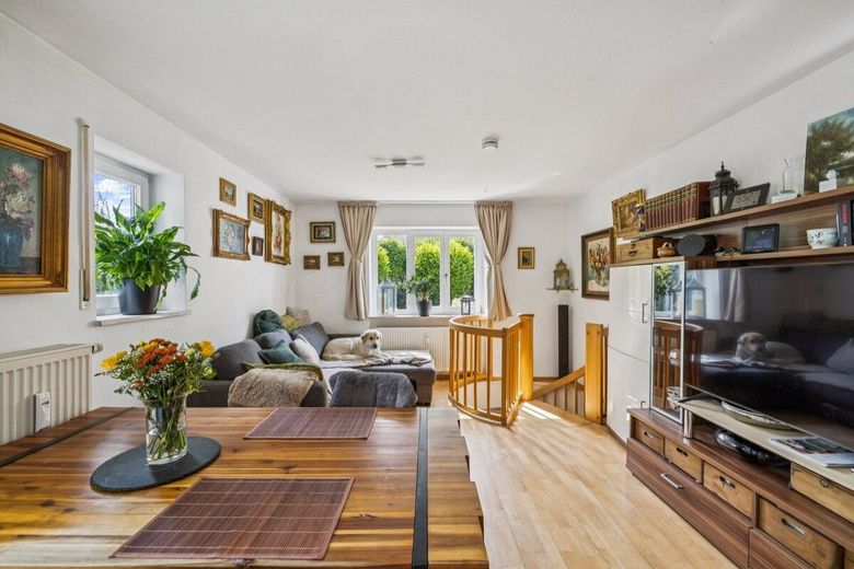 EG-Wohnung mit 134 m² großem Süd-Westgarten und direkt zugänglichem beheiztem Hobbyraum (21 m²) – Wohnen