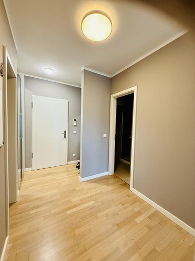 provisionsfreie 2 Zimmer Wohnung in Living 108, sofort bezugfrei, Aufzug, Sportraum, Dachterrasse – Flur