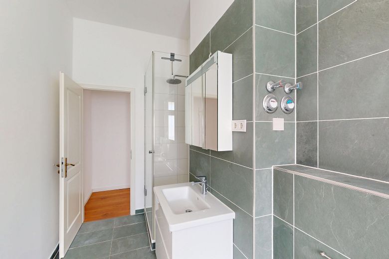 Friedrichshain'da balkonlu ve tasarım dokunuşlarına sahip yenilenmiş eski yapı dairesi – Badezimmer