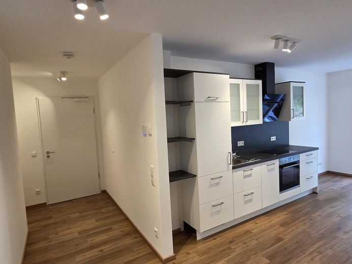 Neubau - Erstbezug - sofort verfügbar! Exklusive 2-Zi-Wohnung mit EBK und Garten sowie Tiefgarage – Wohn-/ Essbereich