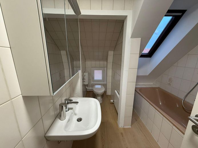 Möbliertes WG-Zimmer in 4er-Frauen-WG in Heilbronn-Neckargartach – Bad mit Badewanne + Dusche