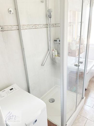 ***AB SOFORT ZU VERKAUFEN --SEHR GEPFLEGTE 3-RAUMWOHNUNG--*** mit Tageslichtbad und Dusche in einer sehr gepflegter Wohneigentumsanlage – Tageslichtbad mit Dusche, WC, Waschtisch und Waschmaschienenstellplatz (Verkauf ohne Inventar)