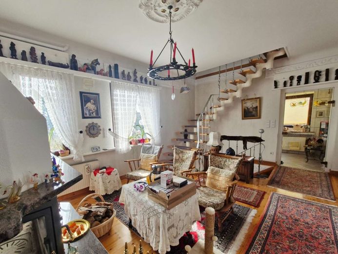 Stilvolle Landhausvilla - Wohnen mit Seele – behagliches Kaminzimmer mit Treppe zum DG