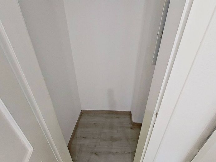 Jasne 3-pokojowe mieszkanie na poddaszu z nowoczesną łazienką z wanną, w odległości spaceru od centrum miasta – Abstellraum