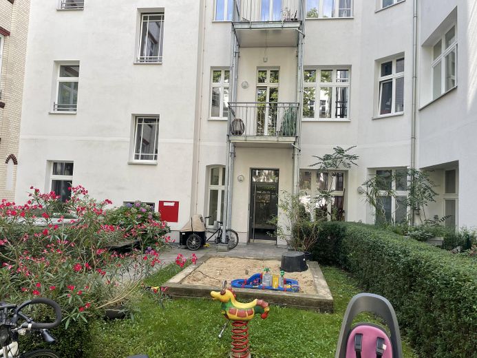 Friedrichshain'da balkonlu ve tasarım dokunuşlarına sahip yenilenmiş eski yapı dairesi – Spielplatz im Innenhof