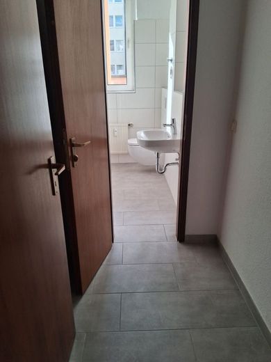 Neu sanierte 3-R-Wohnung In MD.Stadtfeld Ost 104 im  EG. mit BLK. zu vermieten – Gäste WC / Abstellraum