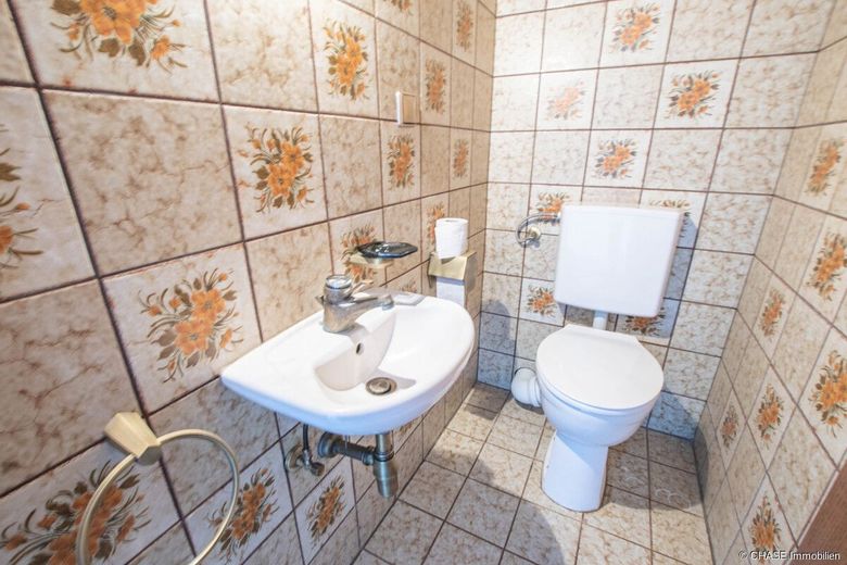 Hochwertiges Architekten-Ein-/Zweifamilienhaus mit Garten und Garagen - TOP-Mieten in Rollshausen! – WC Erdgeschoss