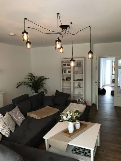 Renoviertes Haus mit Wintergarten, Garage, Werkstatt und Traumgarten - Energieeffizienz Klasse C – Wohnzimmer, Blick Eingang