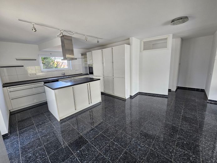 Großzügige Maisonette im Architektenhaus mit Kamin, Balkon & Albblick – ideal für 1–2 Personen – Essbereich (1. OG)