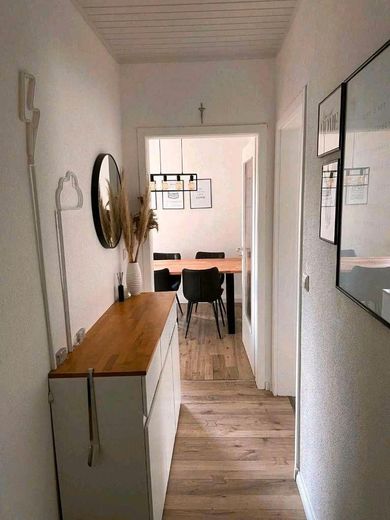 Renoviert, 2,5 ZKB Zentral ruhig, eigener Garten, möbliert – Flur