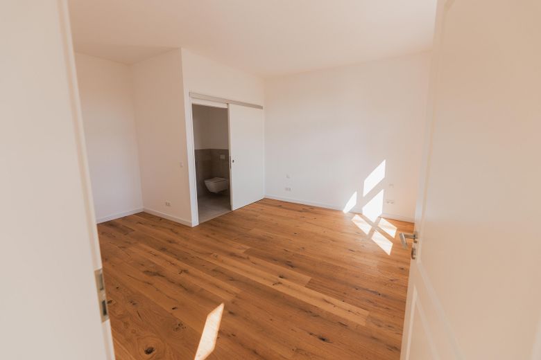 Schlafzimmer mit kleinem Bad